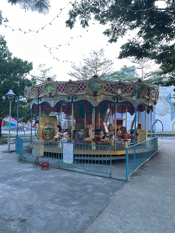 Đà Nẵng amusement park and streets at dusk, June 2026
