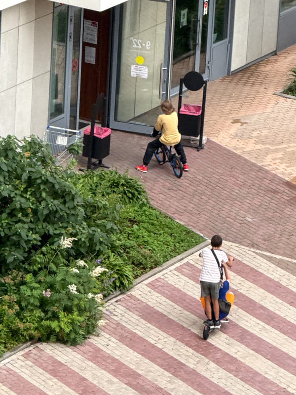 Midday foot traffic around a Moscow neighborhood clock tower
