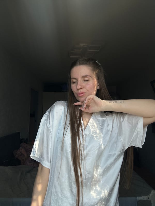 Woman documents casual afternoon moments in Klin home
