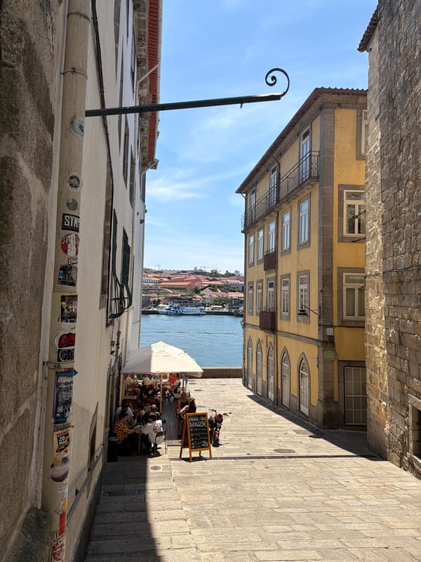 Midday street scenes captured in Vila Nova de Gaia