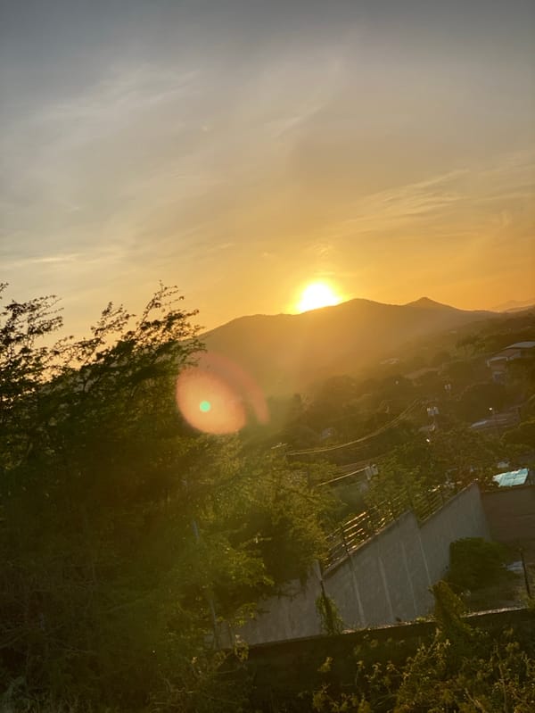 Family captures sunset moments across Venezuelan mountain towns