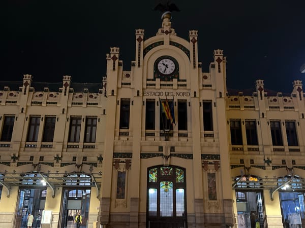 Evening architectural tour captured across València landmarks in three minutes
