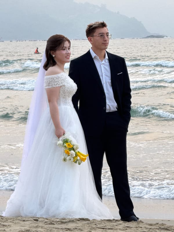 Beach wedding ceremony captured in Đà Nẵng, Vietnam