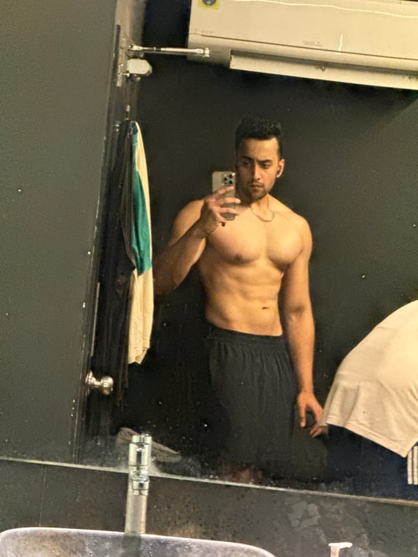 Man Takes Extended Mirror Selfie Session in Kolkata Gym