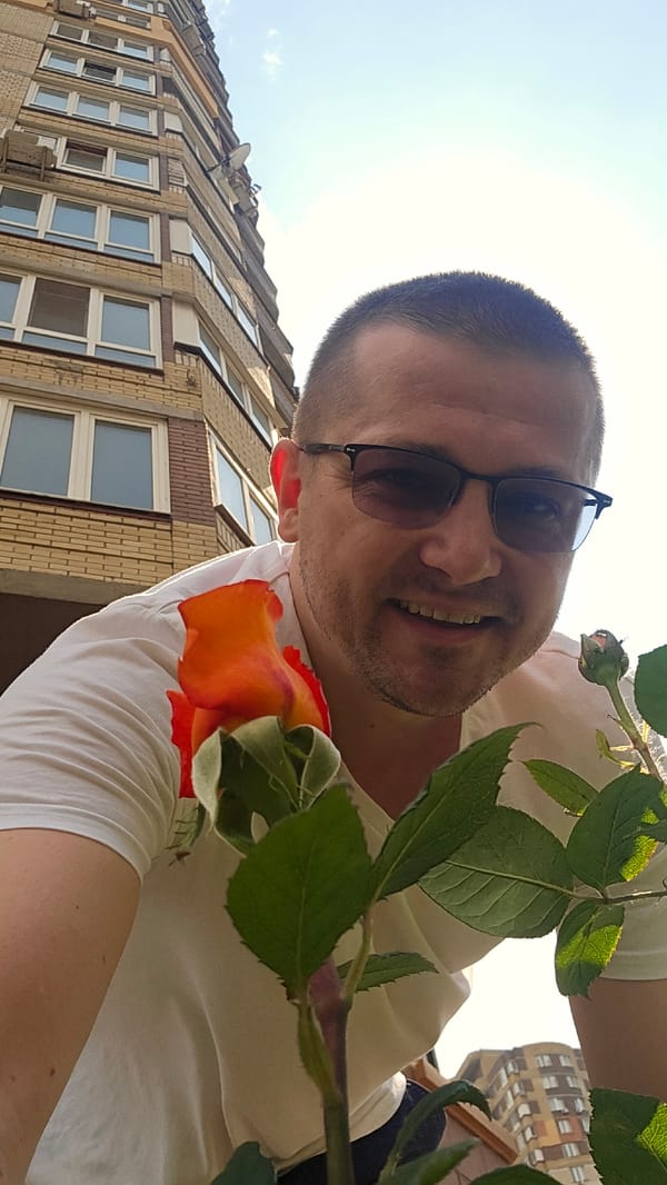 Man documents blooming flowers and gardens in Kyiv park
