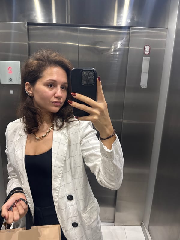 Woman takes elevator selfies in Dubai early morning