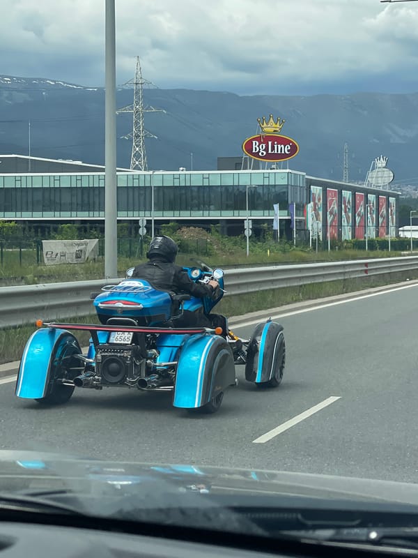 Blue trike spotted on Bulgarian highway, rider in black gear