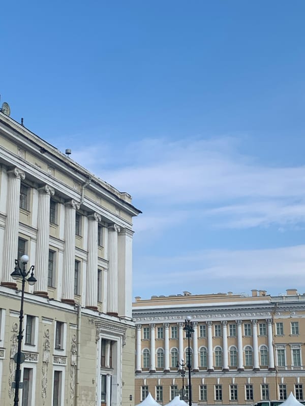Up-close look at Palace Square's landmarks on a clear summer day
