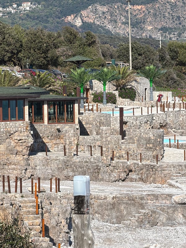 Coastal stone pools and Adriatic views documented in Dubraljevina