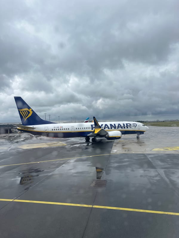 Rainy morning flight departure documented at Hamburg Airport