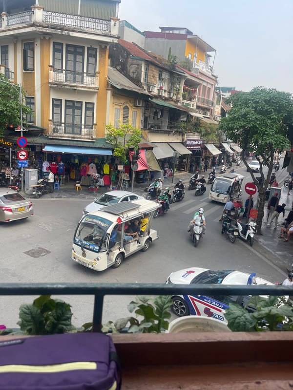 Morning street life documented across Hà Nội cafes and balconies