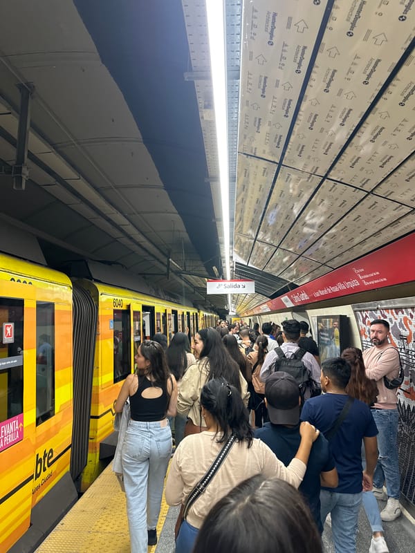 Rush hour crowds pack Buenos Aires subway station