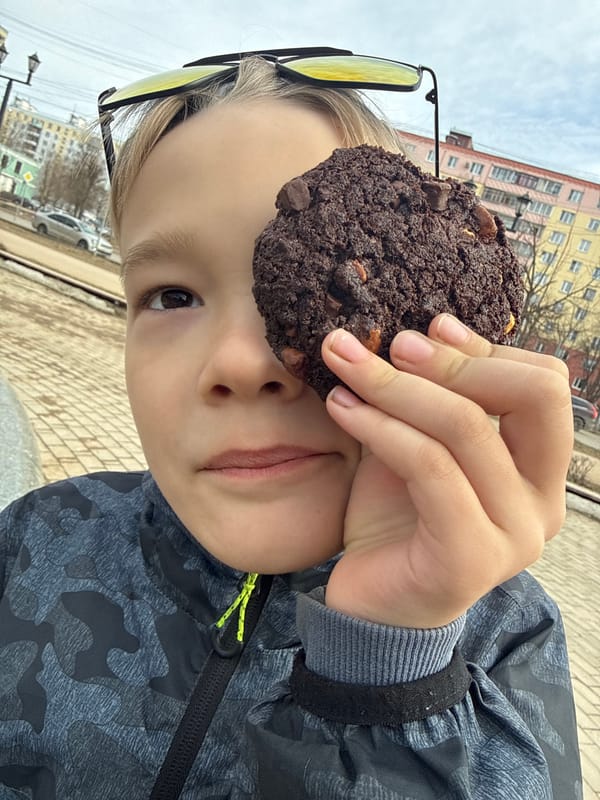 Families enjoy casual outdoor moments in Dmitrov, Russia