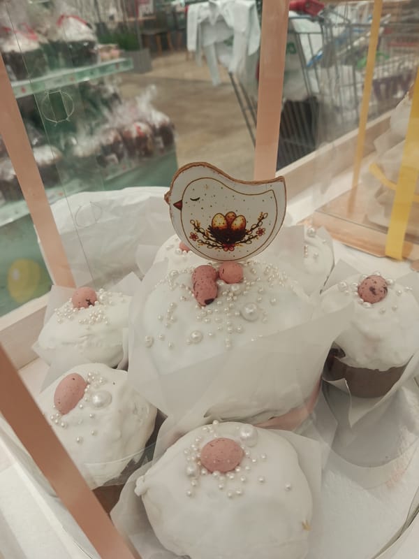 Moscow shoppers browse Easter treats, books during morning retail hours