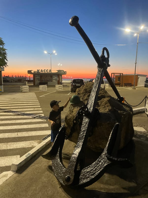 Breakdancing and boardwalk vibes on a summer evening in Anapa
