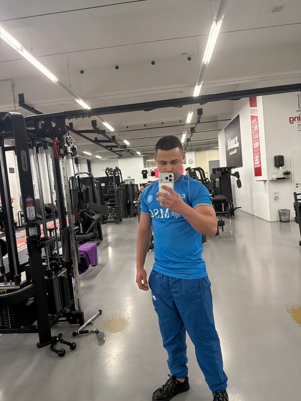 Man takes gym selfie in Napoli jersey in Switzerland