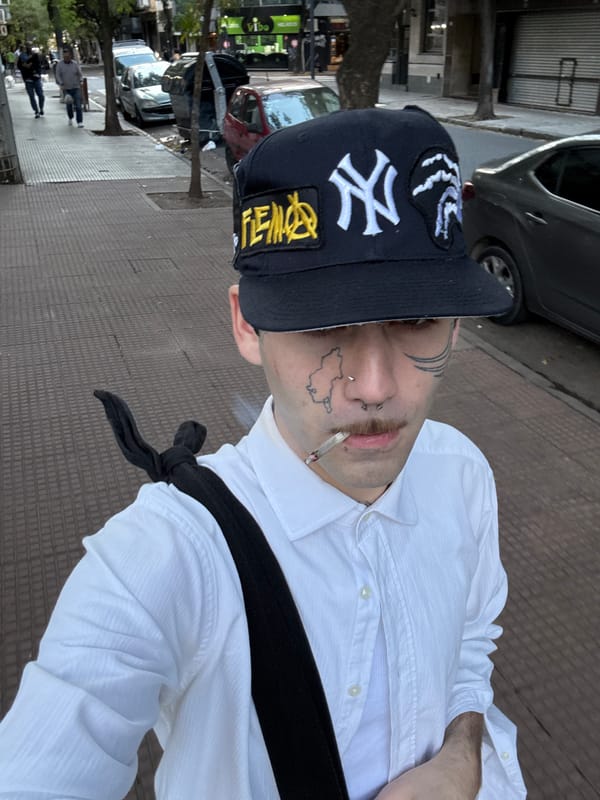 Man in Yankees cap spotted on Buenos Aires sidewalk