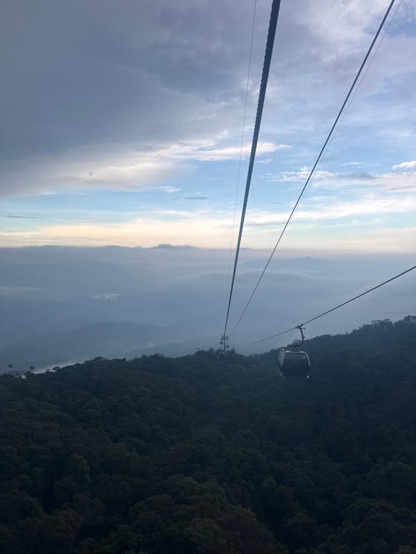 Cable cars, funicular operations documented in Đà Nẵng mountains