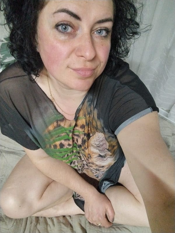 Woman documents evening with pets in Grishanki home