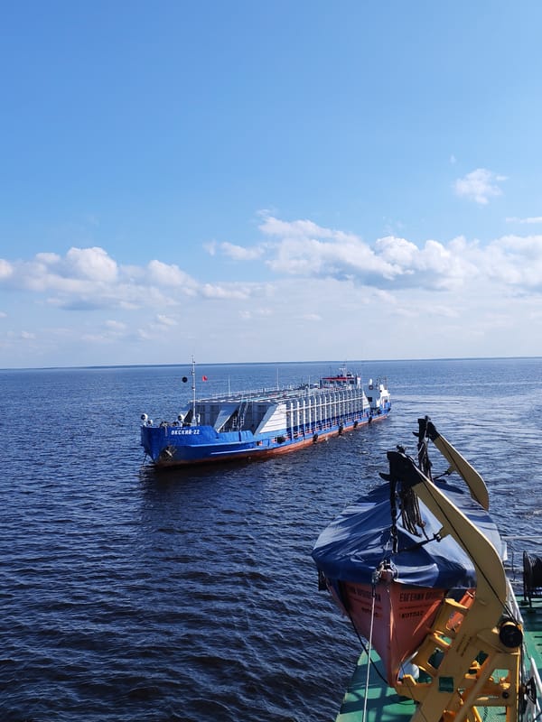Ship Okskiy-22 spotted on waters near Bol'shie Mkhi, Russia