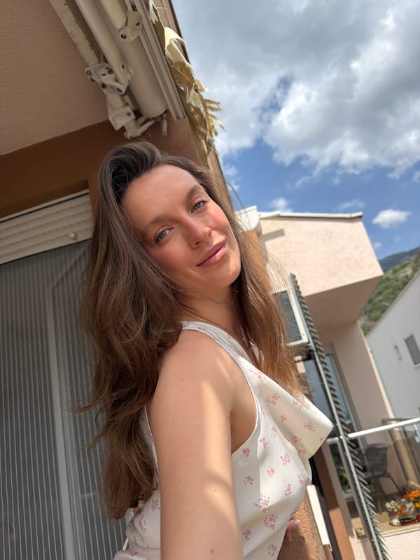 Woman documents #CarryChallenge product photos and selfies in Budva