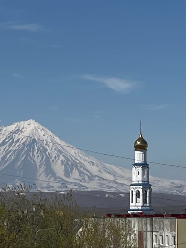 Clear skies over Petropavlovsk-Kamchatsky cathedral and volcanic peaks
