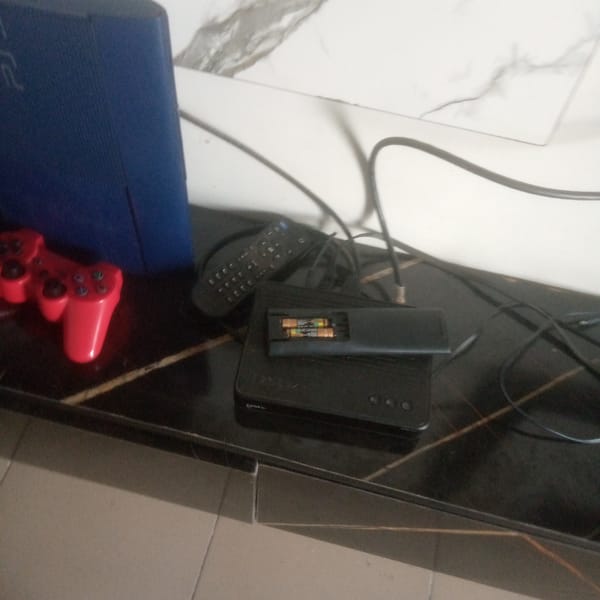 Gaming session and casual indoor activities captured over 10 minutes