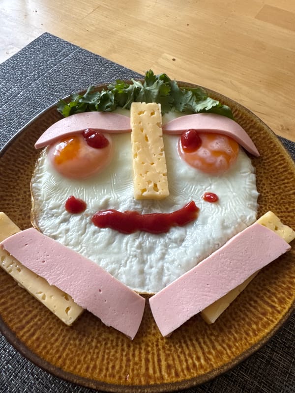 Playful face-shaped breakfast plate on a Moscow table