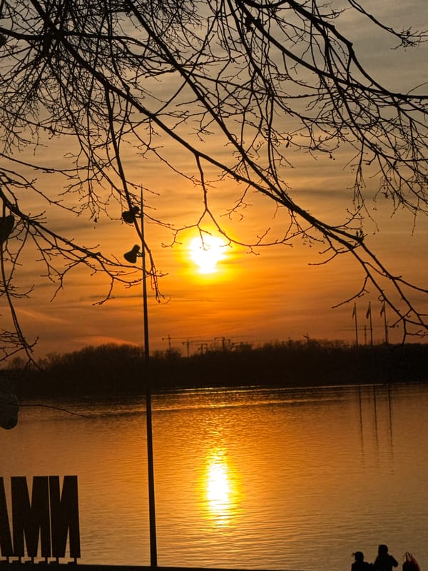 Sunset documented over Perm waterway in multiple photographs
