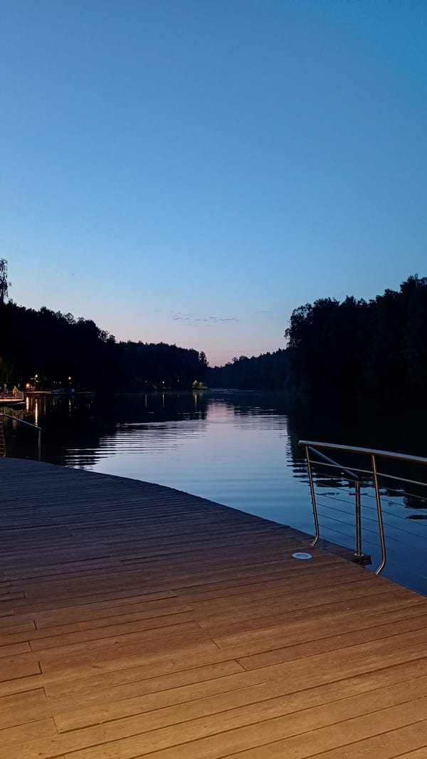 Evening stroll documented through Balashikha waterfront and park areas