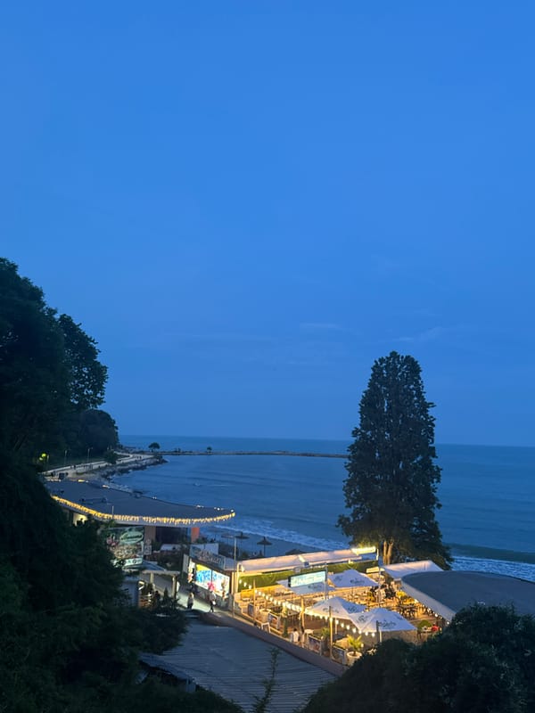 Witness documents Varna coastline during 13-minute dusk sequence