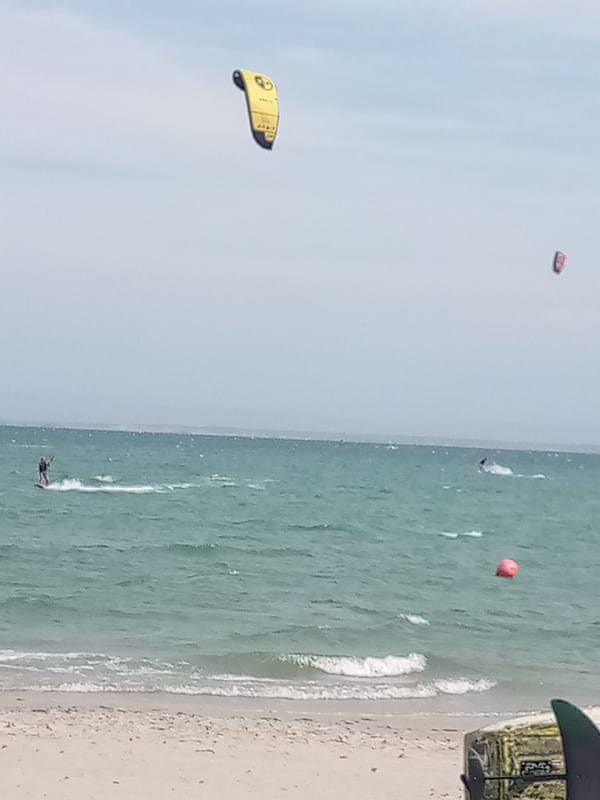 Evening kitesurfing activity draws crowds to El Yaque beach
