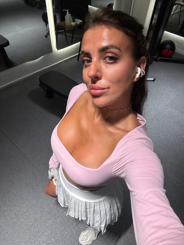 Gym selfie session in Fethiye, pink and white outfit throughout