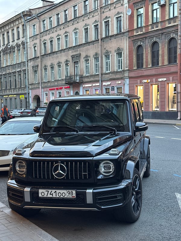 Evening street scenes along a central Saint Petersburg block