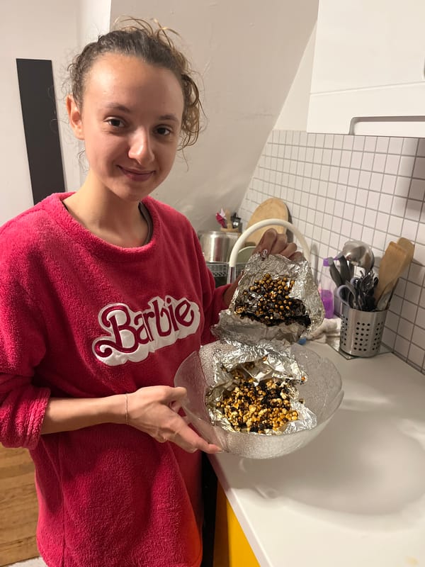 Woman displays homemade caramel popcorn in Saarbrücken kitchen