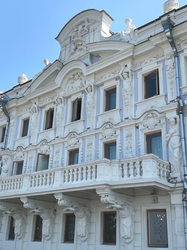 Outdoor sketching session at Nizhny Novgorod's Sirotkin mansion