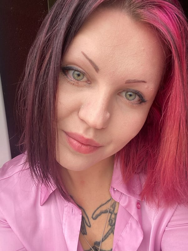 Woman with pink hair photographed multiple times in Kunje