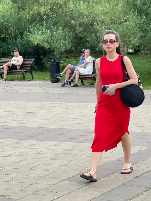 Muscovites enjoy sunny afternoon at popular park and waterway