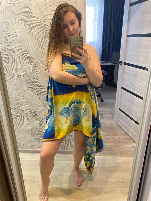 Woman documents morning routine through selfies in Noviy, Russia