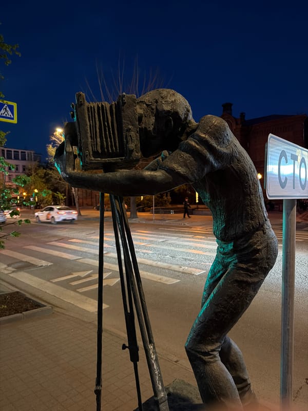 Daily life scenes captured across Krasnoyarsk: street art, social gathering