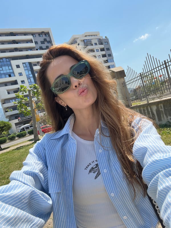Woman poses in sunglasses as eyewear content circulates Montenegro