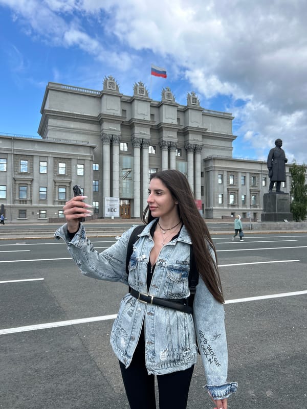 Afternoon activity across Novokuybyshevsk's central plaza and monuments