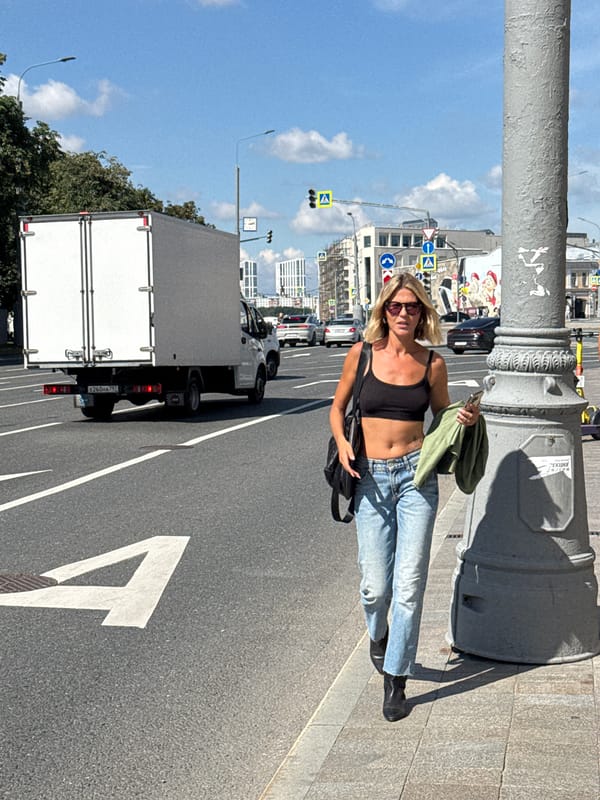 Midday street life near Kutuzovsky Prospekt, Moscow