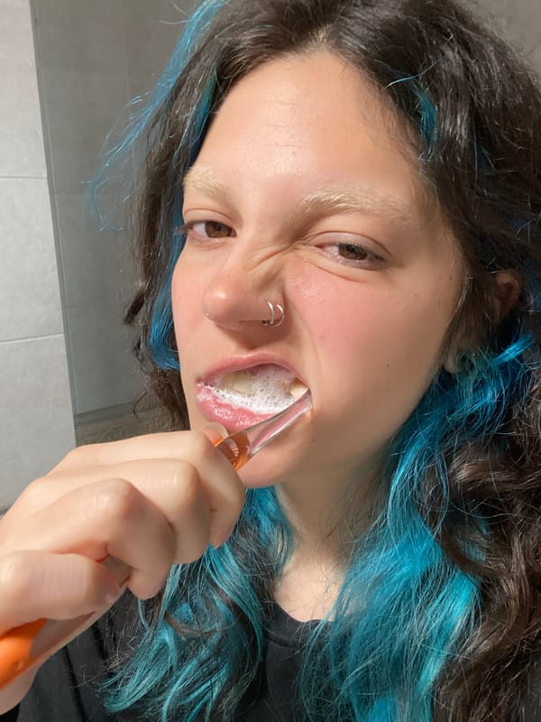 Morning routine captured in Gijón bathroom over 20 minutes