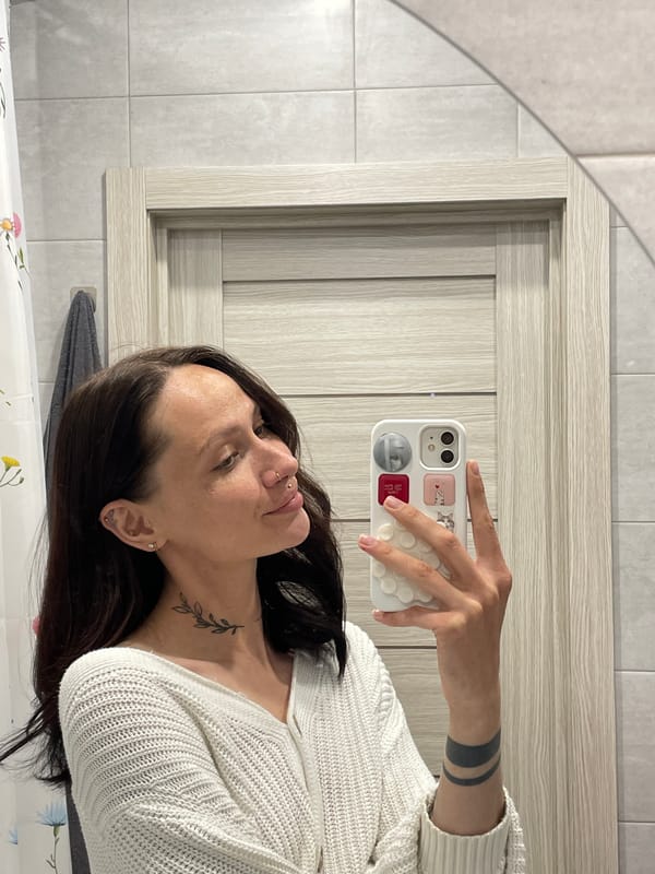 Woman Takes Bathroom Selfie in Izhevsk