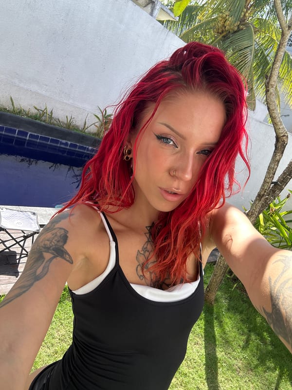 Backyard selfie session in North Kuta with a striking look