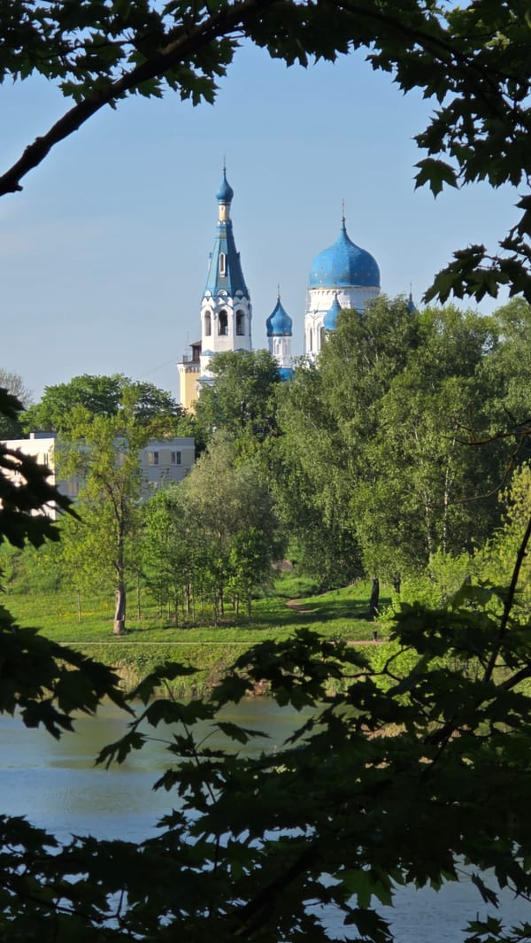 Tourist documents Gatchina palace grounds during spring afternoon stroll