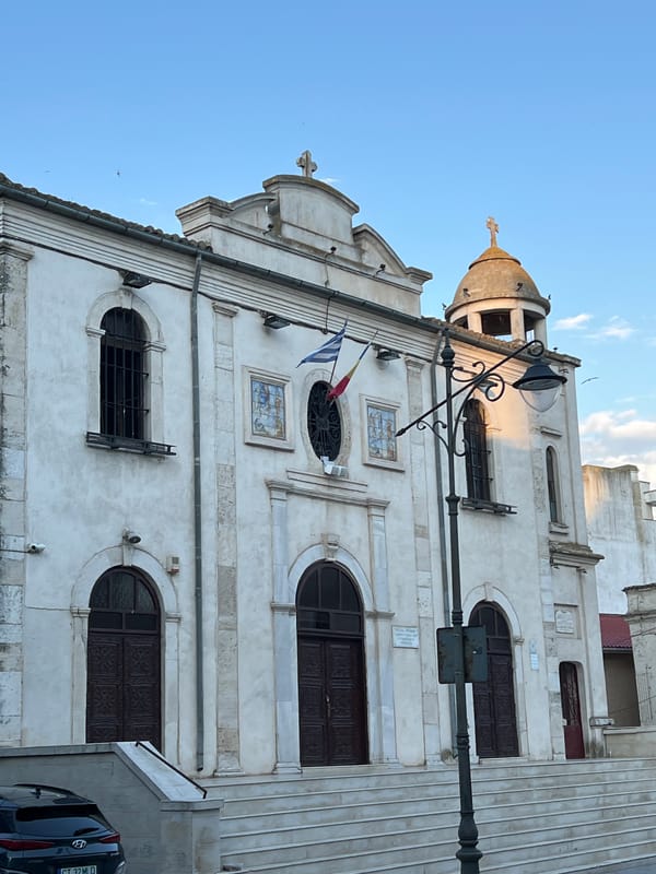 Street-level tour of a Constanța Orthodox church and its surroundings