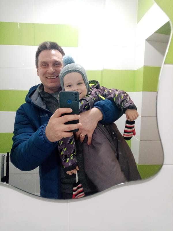 Personal moments captured in Izhevsk: family selfie, couple's embrace