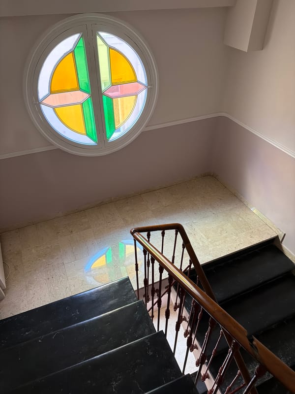 Interior architectural tour documented in Nice building